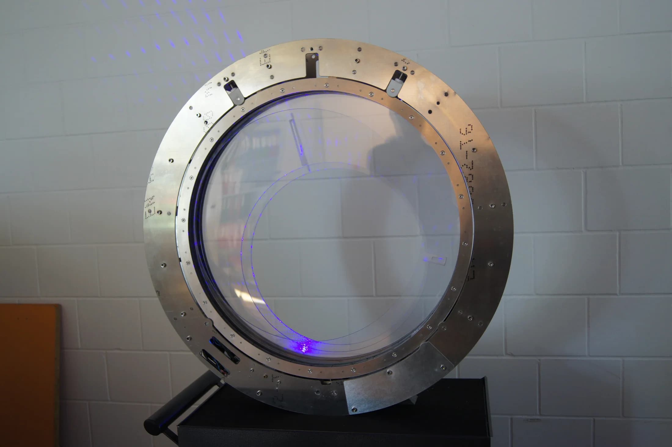 Functional prototype of the transparent showcase clock with peripheral mechanism
