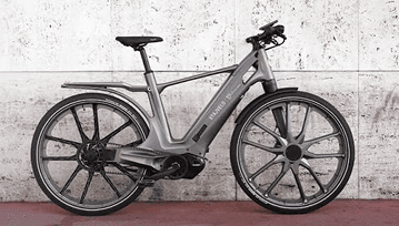 Stajvelo e-bike against a concrete wall